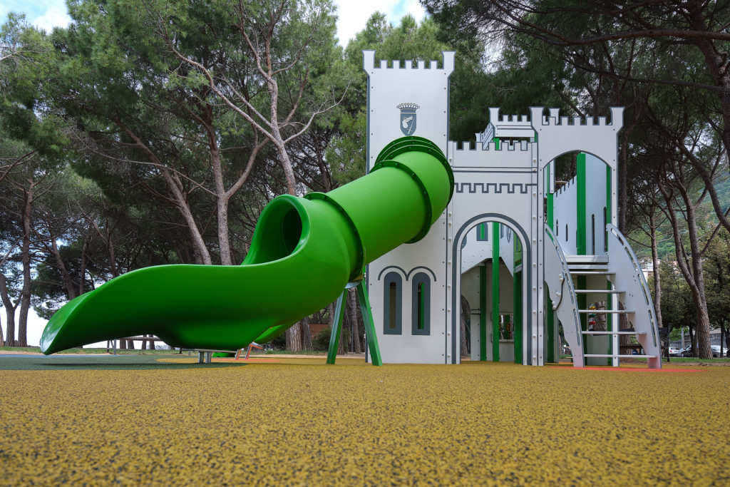 Inaugurate le aree gioco e presentati i lavori di ripristino delle aree verdi nella Pineta di Barcola, danneggiate delle mareggiate dell’autunno scorso. 
Gli spazi, grazie alla Fondazione CRTrieste, sono ora nuovamente a disposizione dei bambini e dell’intera cittadinanza.