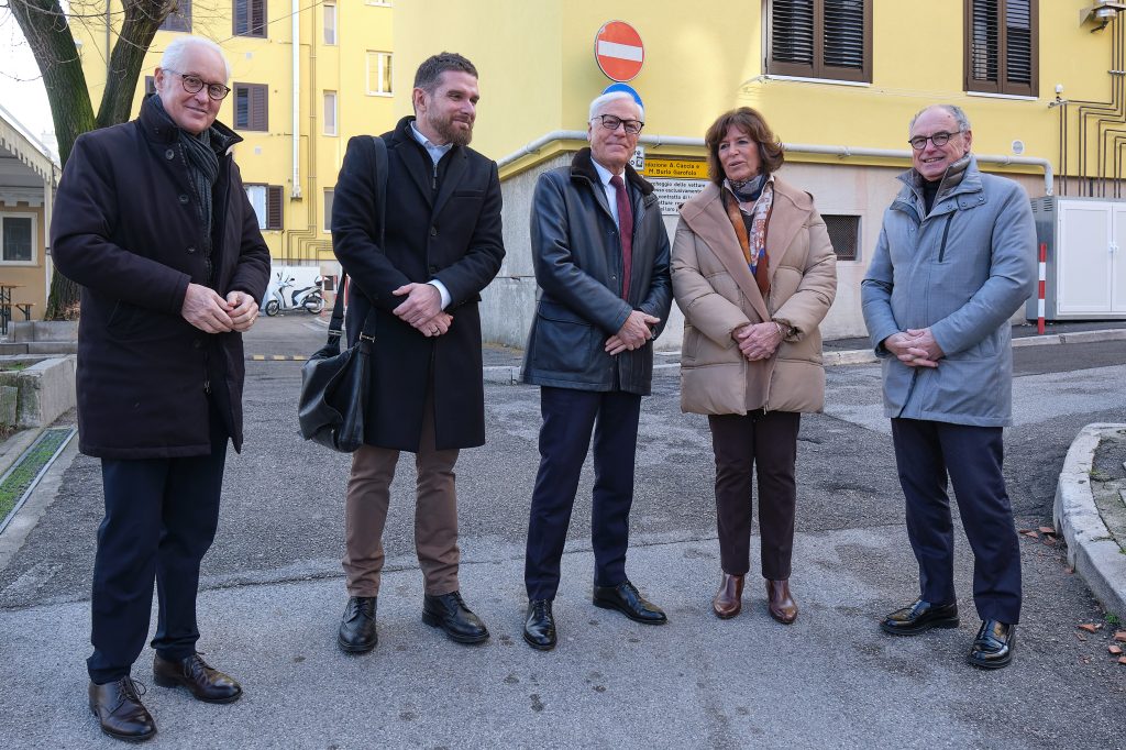 Lori Sampietro, Presidente delle Fondazione Caccia Burlo, e Massimo Paniccia, Presidente della Fondazione CRTrieste, hanno illustrato la conclusione del piano di manutenzione straordinaria che ha interessato 9 edifici di proprietà della Fondazione Antonio Caccia e Maria Burlo Garofolo, realizzato grazie alla Fondazione CRTrieste, che si è fatta carico integralmente dell’intervento, sia sotto il profilo economico che esecutivo. Tra gli appartamenti di proprietà della Fondazione Caccia Burlo, oltre 200 necessitavano di urgenti lavori di riqualificazione energetica (realizzazione di una copertura “a cappotto” e sostituzione degli impianti di riscaldamento), ma l’Ente non possedeva le risorse economiche per far fronte agli ingenti costi, inizialmente stimati in circa 2,6 milioni di Euro, necessari per rendere il proprio patrimonio immobiliare idoneo a svolgere l’importante funzione sociale cui è destinato.