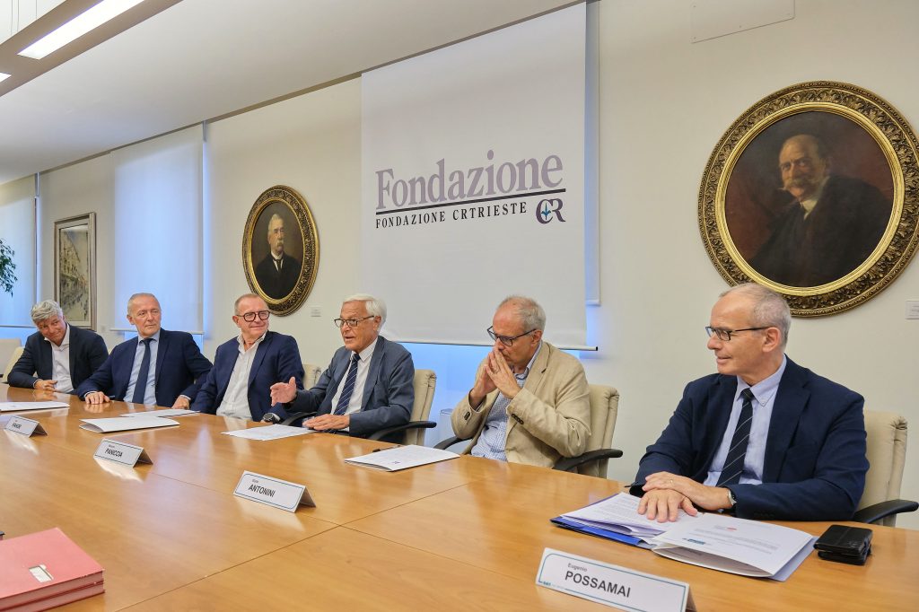 Nasce a Trieste un’importante alleanza istituzionale per affrontare una delle principali sfide demografiche e sociali del prossimo futuro: l’invecchiamento della popolazione e la necessità di garantire alle persone anziane la possibilità di continuare a vivere nel proprio contesto di vita in condizioni di sicurezza, autonomia e inclusione